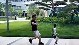 Китайский стартап продемонстрировал устойчивость человекоподобного робота.